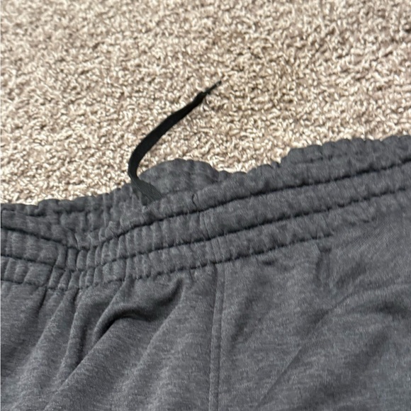 🍌Under Armour Charcoal Athletic Pants barely worn - Picture 7 of 8